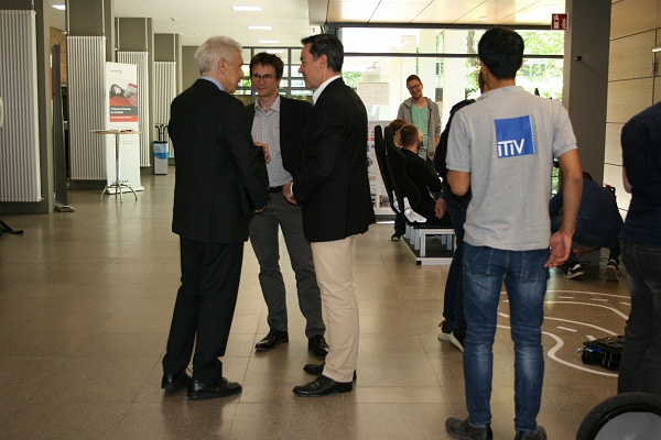 20180427_Innovation Day 2018_003.JPG - Gespräche im Foyer